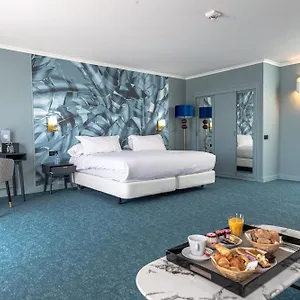 بالاس**** فندق